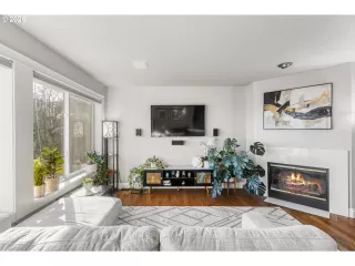 Photo #6: 206183897 Listing