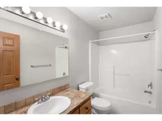 Photo #5: 20621220 Listing