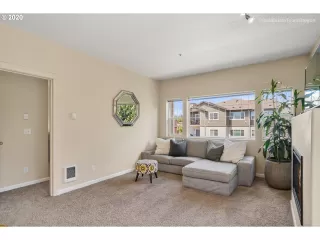 Photo #5: 20622245 Listing