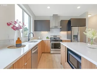 Photo #5: 20626585 Listing