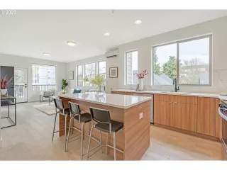 Photo #6: 20626585 Listing