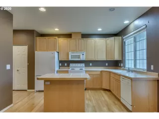 Photo #6: 20633144 Listing