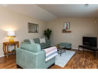 Photo #6: 20633966 Listing