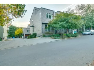 Photo #2: 20634728 Listing