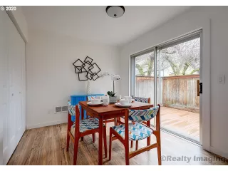 Photo #5: 20640931 Listing