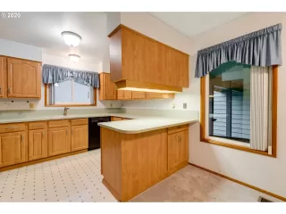 Photo #5: 20642906 Listing