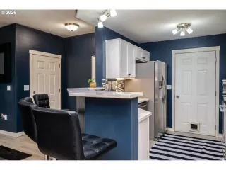 Photo #2: 206432324 Listing