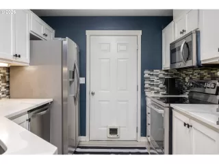 Photo #4: 206432324 Listing