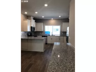 Photo #5: 20648068 Listing