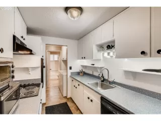 Photo #6: 20648423 Listing