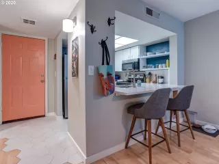 Photo #5: 20653608 Listing