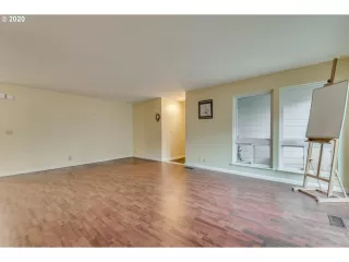 Photo #5: 20653716 Listing