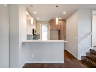 Photo #6: 20654936 Listing