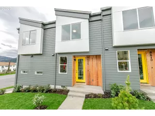 Photo #2: 20656972 Listing