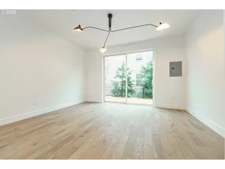 Photo #6: 20656972 Listing