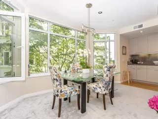 Photo #5: 20659228 Listing