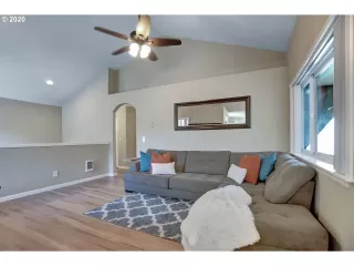 Photo #5: 20659469 Listing