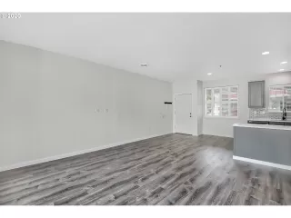 Photo #5: 20660067 Listing