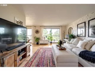 Photo #5: 20660332 Listing