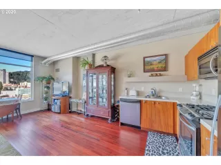 Photo #5: 20665566 Listing