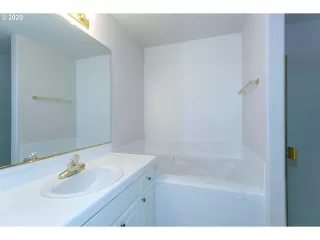 Photo #6: 20672412 Listing