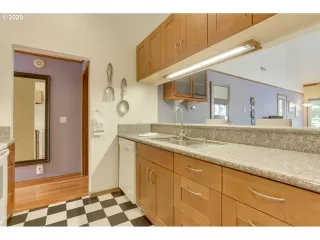 Photo #5: 20675097 Listing