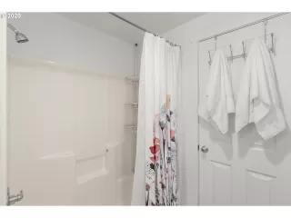 Photo #6: 20676258 Listing