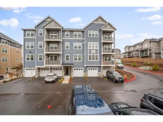 Photo #5: 20680618 Listing