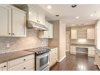 Photo #5: 20683400 Listing