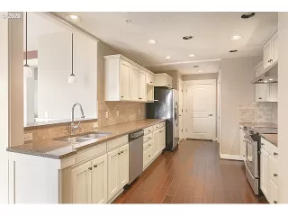 Photo #6: 20683400 Listing