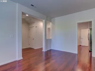 Photo #5: 20684013 Listing