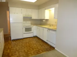 Photo #5: 20686595 Listing