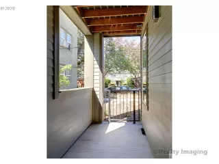 Photo #5: 20689405 Listing