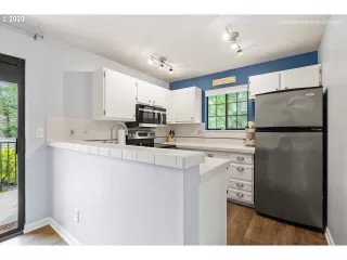 Photo #3: 20692243 Listing