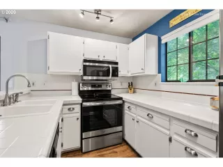 Photo #4: 20692243 Listing