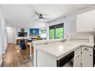 Photo #5: 20692243 Listing