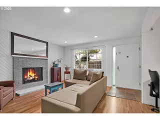 Photo #4: 20695396 Listing