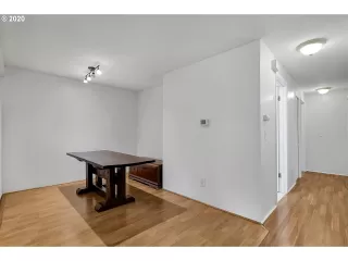 Photo #6: 20695396 Listing