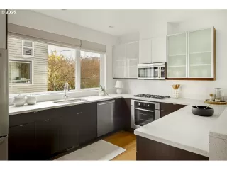 Photo #5: 209606825 Listing