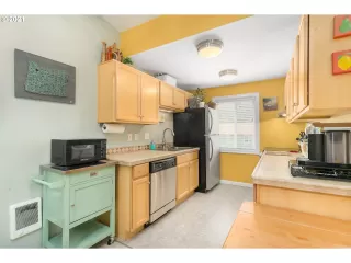 Photo #4: 21003579 Listing