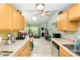 Photo #5: 21003579 Listing