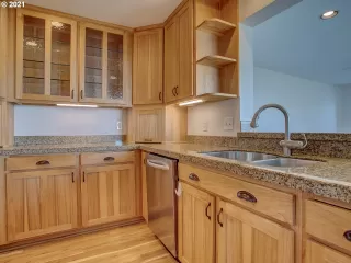 Photo #5: 21003789 Listing