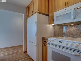 Photo #6: 21003789 Listing