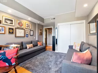 Photo #6: 21006263 Listing