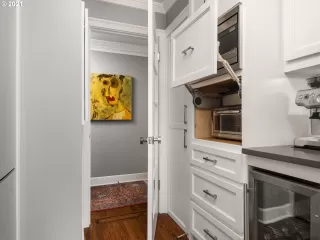 Photo #5: 21007579 Listing