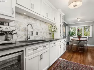 Photo #6: 21007579 Listing