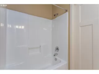 Photo #5: 21010323 Listing