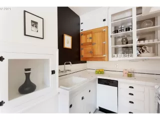 Photo #4: 21010644 Listing