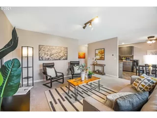 Photo #5: 21016145 Listing