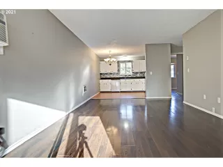 Photo #5: 21018491 Listing